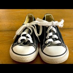 Black and white Converse All-Stars Chuck Taylor’s size 7 (unisex)